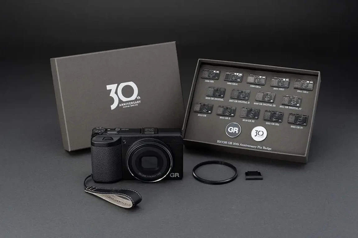 【新品同様】RICOH GR III Monochrome 完品2026年4月 10/21発売 RICOH GR IV 30th Anniversary Edition Kitの予約開始日